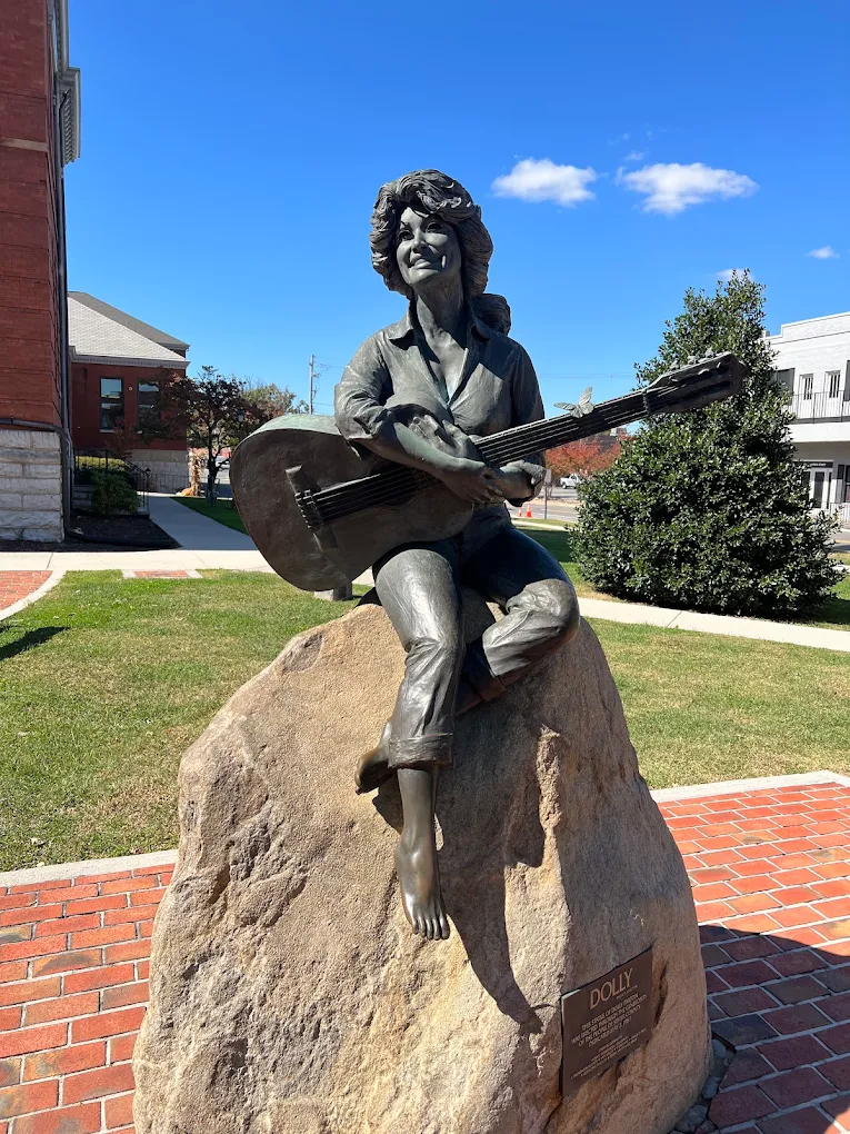 Dolly statue Mickey Mikeworth webp
